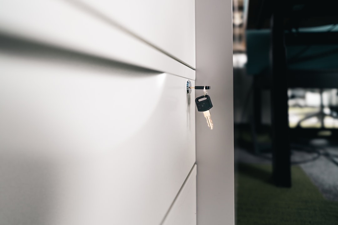 Smart-Lock-Akku leer, Tür zu — Notfallplan und Wartungs-Intervalle